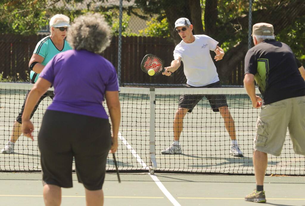 Chơi Pickleball Bị Đau Vai - Hướng Dẫn Cách Phục Hồi Hiệu Quả